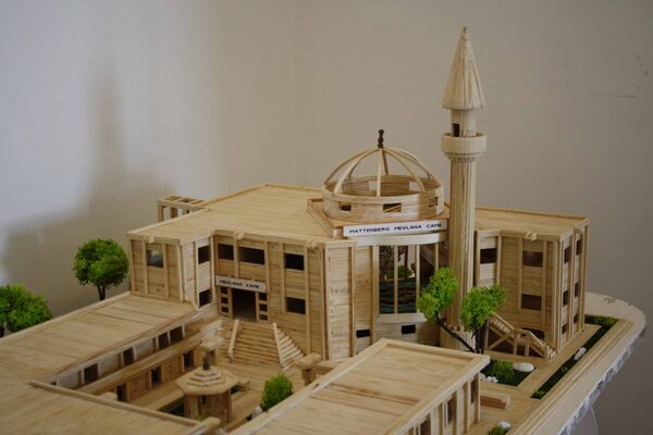Eine aus Holz gearbeitete Moschee im Modell