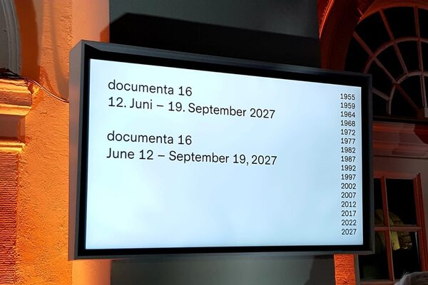 Bildschirm mit Aufschrift. documenta 16 vom 12. Juni bis 19. September 2027