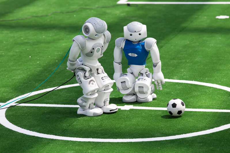 Fußball spielende Roboter