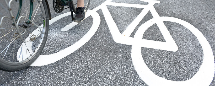 Fahrradzeichnen auf der Straße und Räder von einem Fahrrad