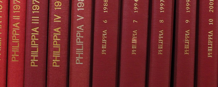 Mehrere Ausgaben der Museumszeitschrift Philippia in roten Einbänden mit goldener Schrift stehen im Regal.