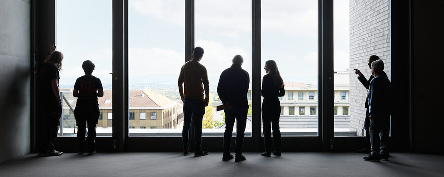 Sieben Personen stehen im Kassel Blick und genießen die Aussicht