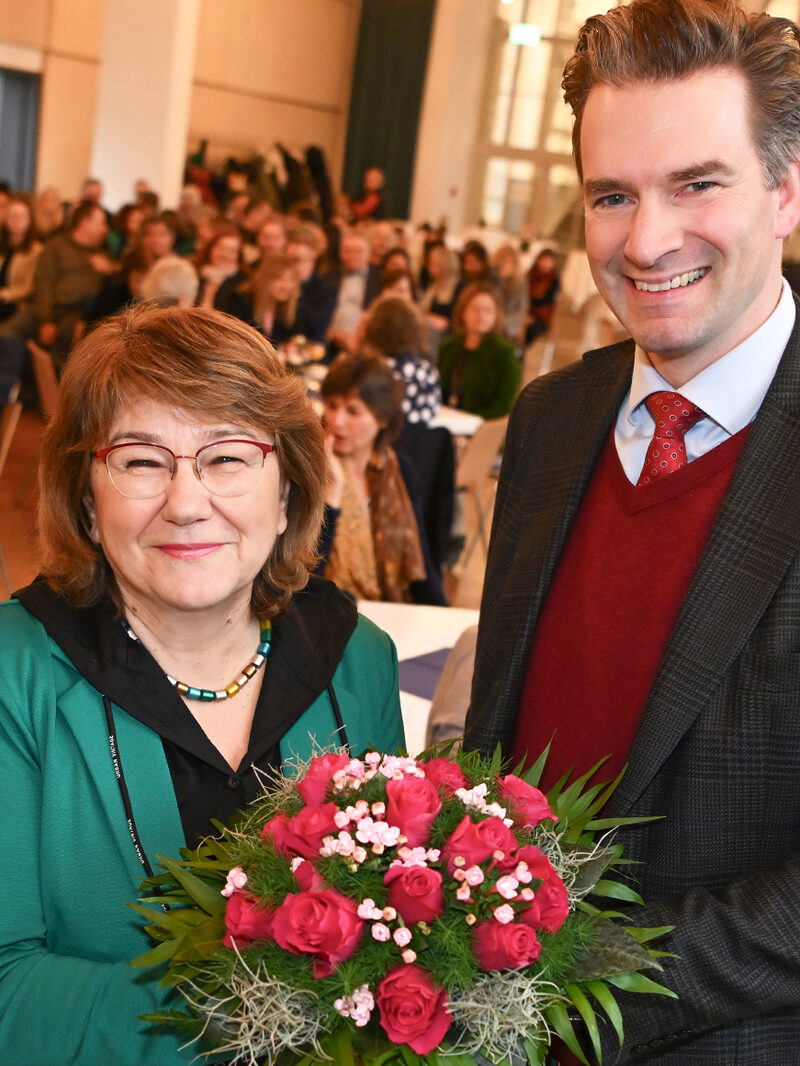 Blumen für die scheidende Gesamtpersonalratsvorsitzende von Oberbürgermeister Sven Schoeeller