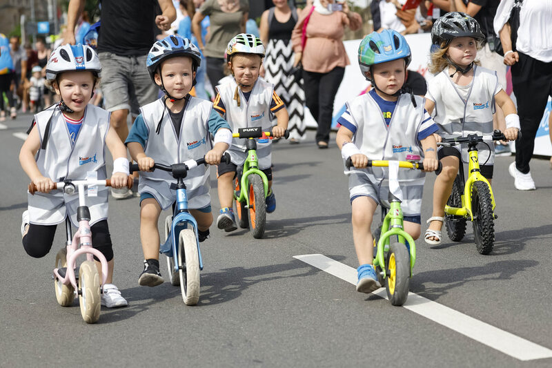 Kinder mit Laufrädern