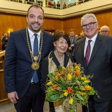 Oberbürgermeister Christian Geselle mit Stadtverordnetenvorsteher Volker Zeidler und Ehrenbürgerin Dr. Eva-Maria Schulz-Jander