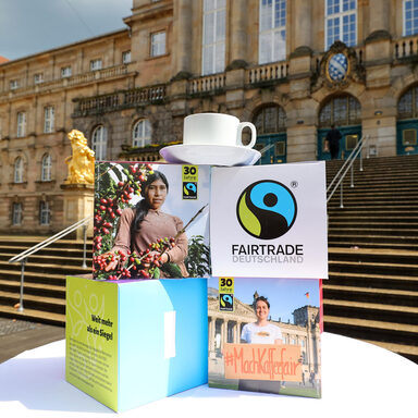 Kassel möchte Fairtrade Town werden: Auf dem Symbolbild sind Würfel und eine Kaffeetasse vor dem Rathaus zu sehen
