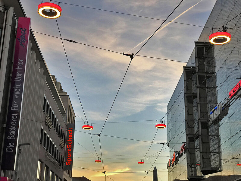 Rote Ringleuchten in der Unteren Königsstraße