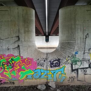 Graffiti unter einer Brücke