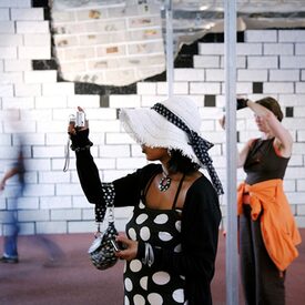 Besucherinnen einer vergangenen documenta-Ausstellung