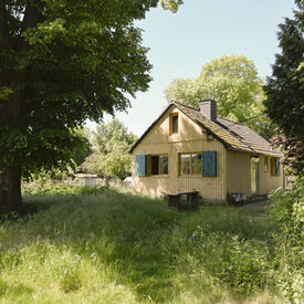 Haus auf einer Grünfläche