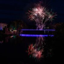 Nachtaufnahme, Feuerwerk spiegelt sich im Wasser