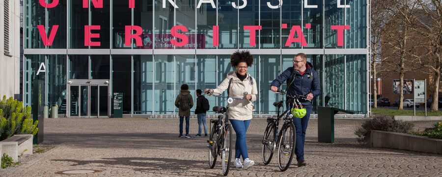 Zwei Radfahrer vor der Universität Kassel