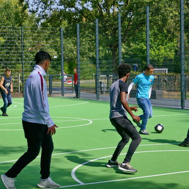 Jugendliche spielen Fußball