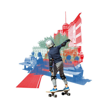 Ein Kind steht auf einem Skateboard. Im Hintergrund ist die Kasseler Innenstadt in farbig transparent gehalten.