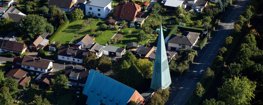 Luftbild von der Kirche im Süsterfeld