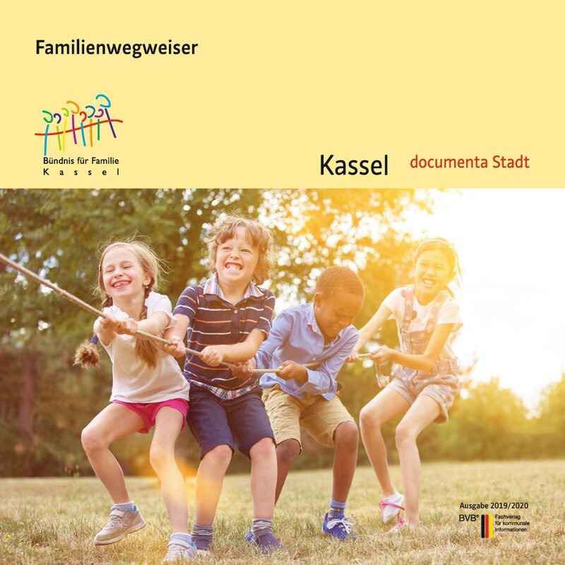 Titelblatt der Broschüre "Familienwegweiser" mit 4 Kindern die an einem Seil ziehen