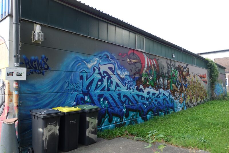 Eine Wand, an der Graffiti zu sehen ist