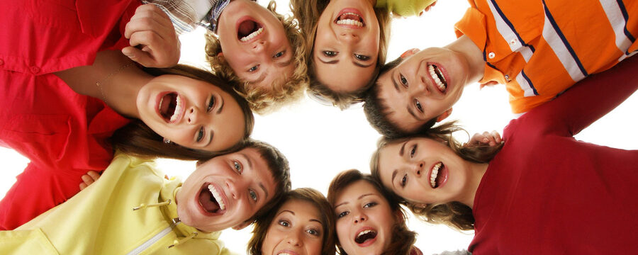 Gruppe von lachenden Jugendlichen