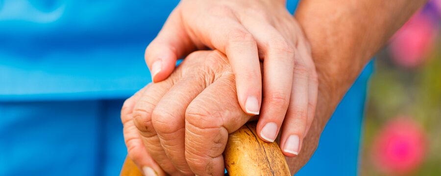 Helfende Hand für älteren Mensch mit Spazierstock