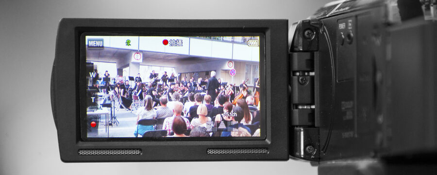 Filmkamera mit Zuschauern im Display