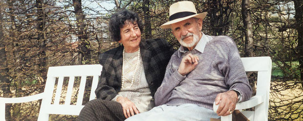 Christine Brückner und Otto Heinrich Kühner auf einer Gartenbank