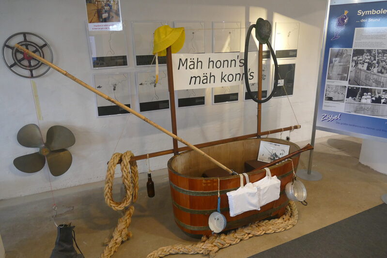 Ein Waschzuber mit der Aufschrift "Mäh honn's mäh konn's"