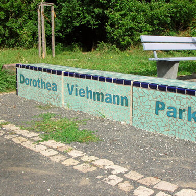 Mosaik-Bank mit Schriftzug Dorothea Viehmann Park