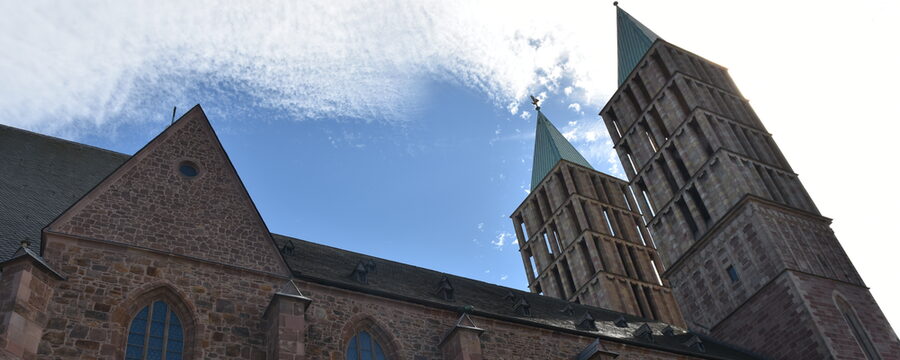 Blick gen Himmel und hinauf zu den Türmen der Martinskirche