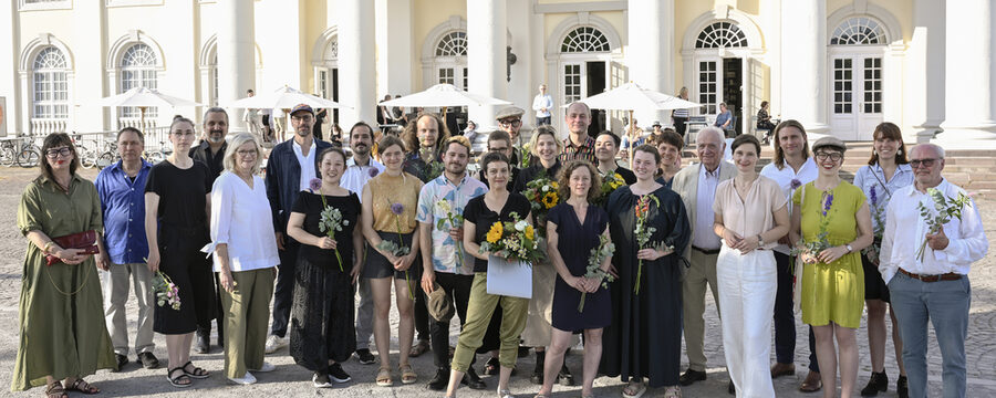 Gruppenfoto von den Gewinnerinnen und Gewinnern vom Kasseler Kunstpreis 2023