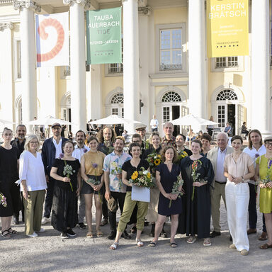 Gruppenfoto von den Gewinnerinnen und Gewinnern vom Kasseler Kunstpreis 2023