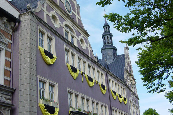 Das Rathaus im Mai 2004, geschmückt für die 1300-Jahr-Feier Arnstadts