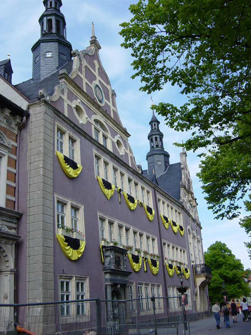 Das Rathaus im Mai 2004, geschmückt für die 1300-Jahr-Feier Arnstadts