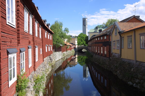 Altstadthäuser in Falun-Rot längs des Svartå