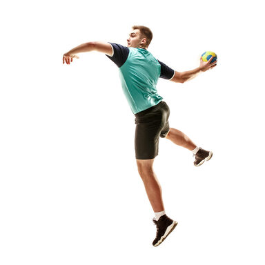 Junger Mann beim Handballspielen