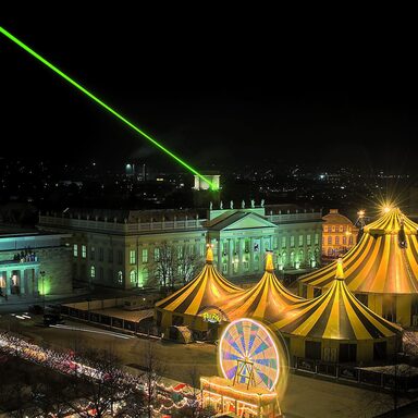 Illuminierte Zirkuszelte auf dem abendlichen Friedrichsplatz