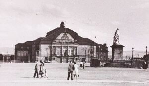 Das preußische Theater vom Friedrichsplatz aus gesehen
