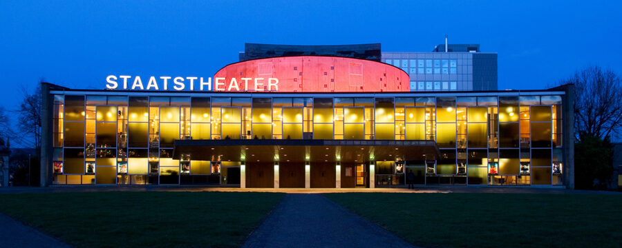 Das in rot und gelb von innen leuchtende Staatstheater