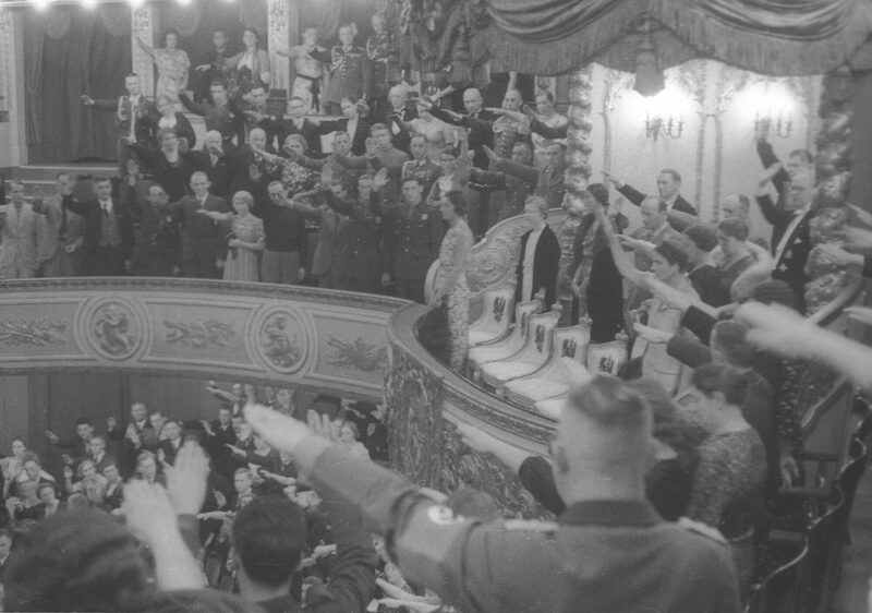 Hitler-Gruß bei einem Empfang für italienische Olympiateilnehmer 1936
