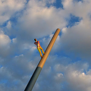 Seit 25 Jahren gehört er endgültig zum Himmel über Kassel: das documenta-Kunstwerk "Man Walking to the sky" des amerikanischen Künstlers Jonathan Borofsky - von den Kasselern "Himmelsstürmer" genannt - vor dem Kulturbahnhof.