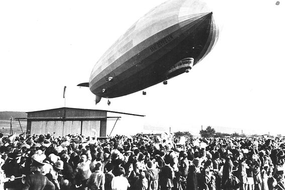 Zeppelin über Menschenmenge auf dem Flugplatz