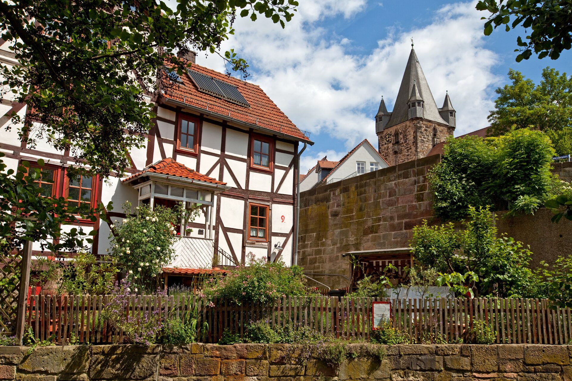 Romantischer Blick auf die Matthäuskirche in Niederzwehren