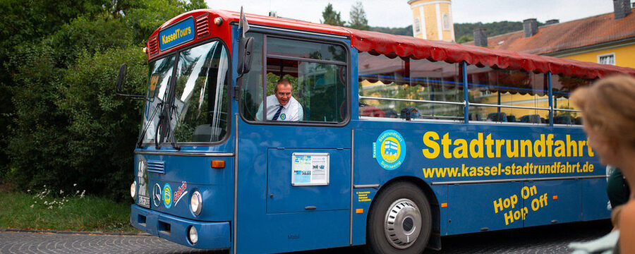 Blauer Bus mit der Aufschrift Stadtrundfahrt