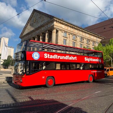 Roter Bus mit der Aufschrift Stadtrundfahrt