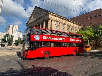 Roter Bus mit der Aufschrift Stadtrundfahrt