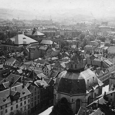Luftbild in schwarz-weiß zeigt die Oberneustadt mit Rathaus und Karklskirche im Zentrum ca. 1940.