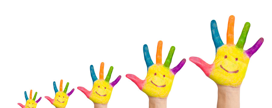 Kinderhände mit Malfarbe und Gesichtern