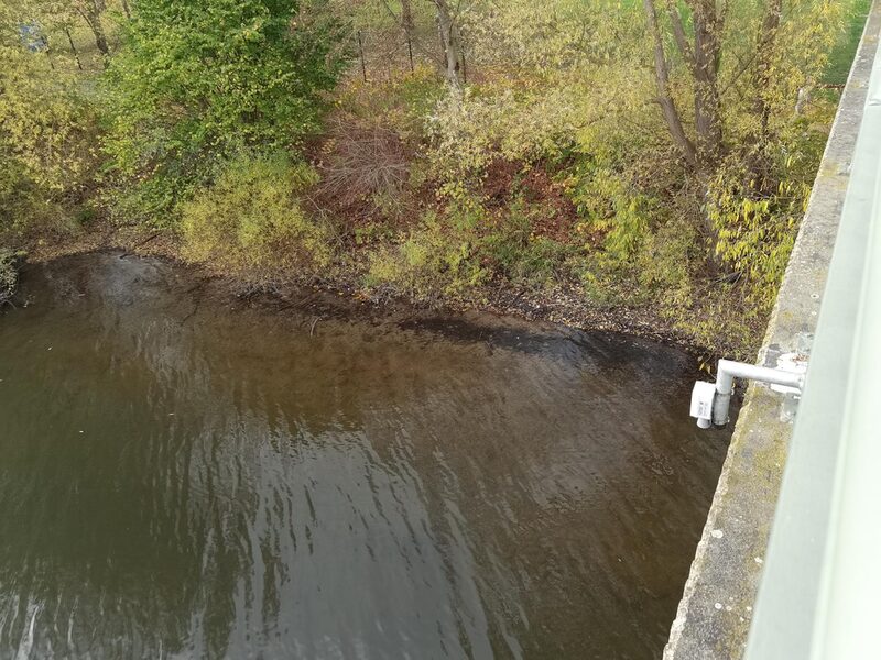 Fluss Fulda mit Sensor zur Messung des Pegelstandes