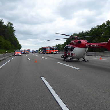 Rettungshubschrauber und Feuerwehrfahrzeuge bei Unfall auf der Autobahn
