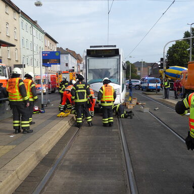 Einsatzkräfte der Feuerwehr Kassel heben den vorderen Teil einer Straßenbahn an