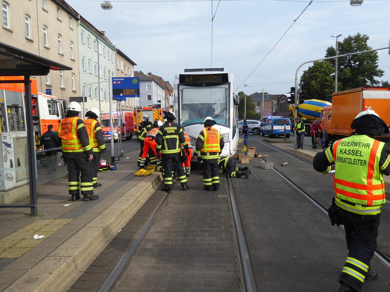 Einsatzkräfte der Feuerwehr Kassel heben den vorderen Teil einer Straßenbahn an